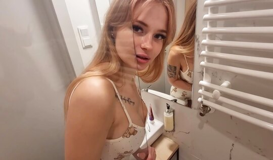 Russian girl experienced a buzz in the bathroom in the morni...