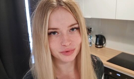 The blonde after a juicy blowjob set up a wet pussy